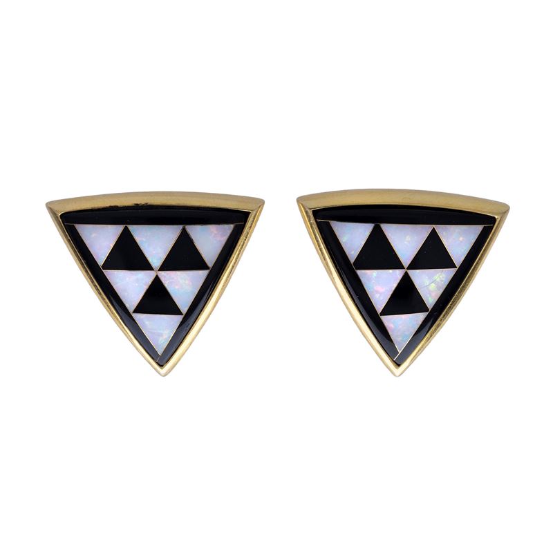 Nuria Ruiz, Orecchini a lobo geometrici in oro giallo 18kt con opale arlecchino e onice nero