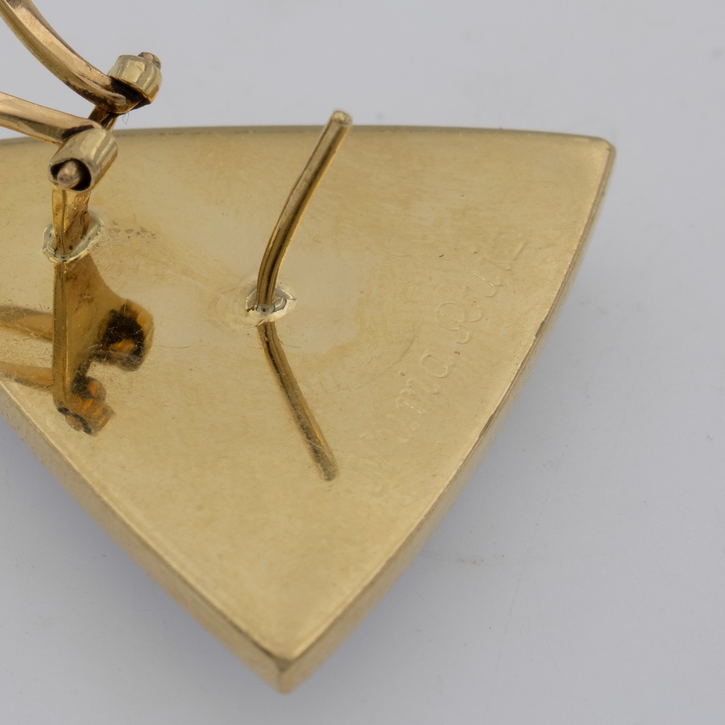 Nuria Ruiz, Orecchini a lobo geometrici in oro giallo 18kt con opale arlecchino e onice nero