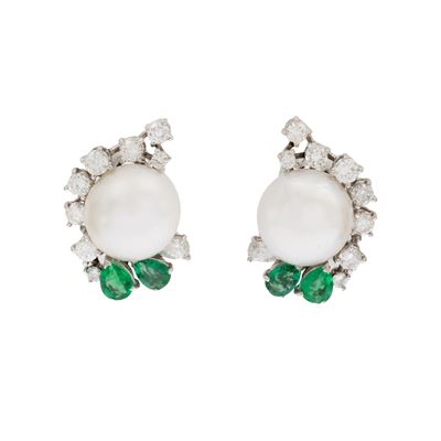 Orecchini a lobo in oro bianco 18kt con perle South Sea, diamanti e smeraldi