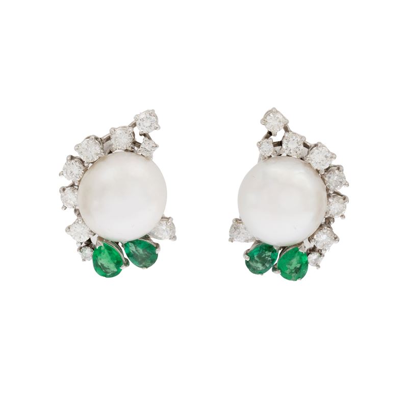 Orecchini a lobo in oro bianco 18kt con perle South Sea, diamanti e smeraldi