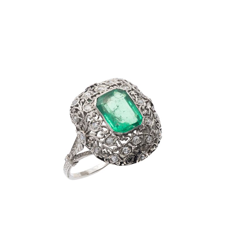 Anello in platino con smeraldo naturale a gradini e diamanti taglio huit-huit