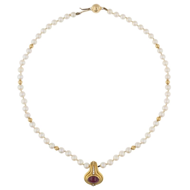Collana ad un filo di perle coltivate con pendente centrale