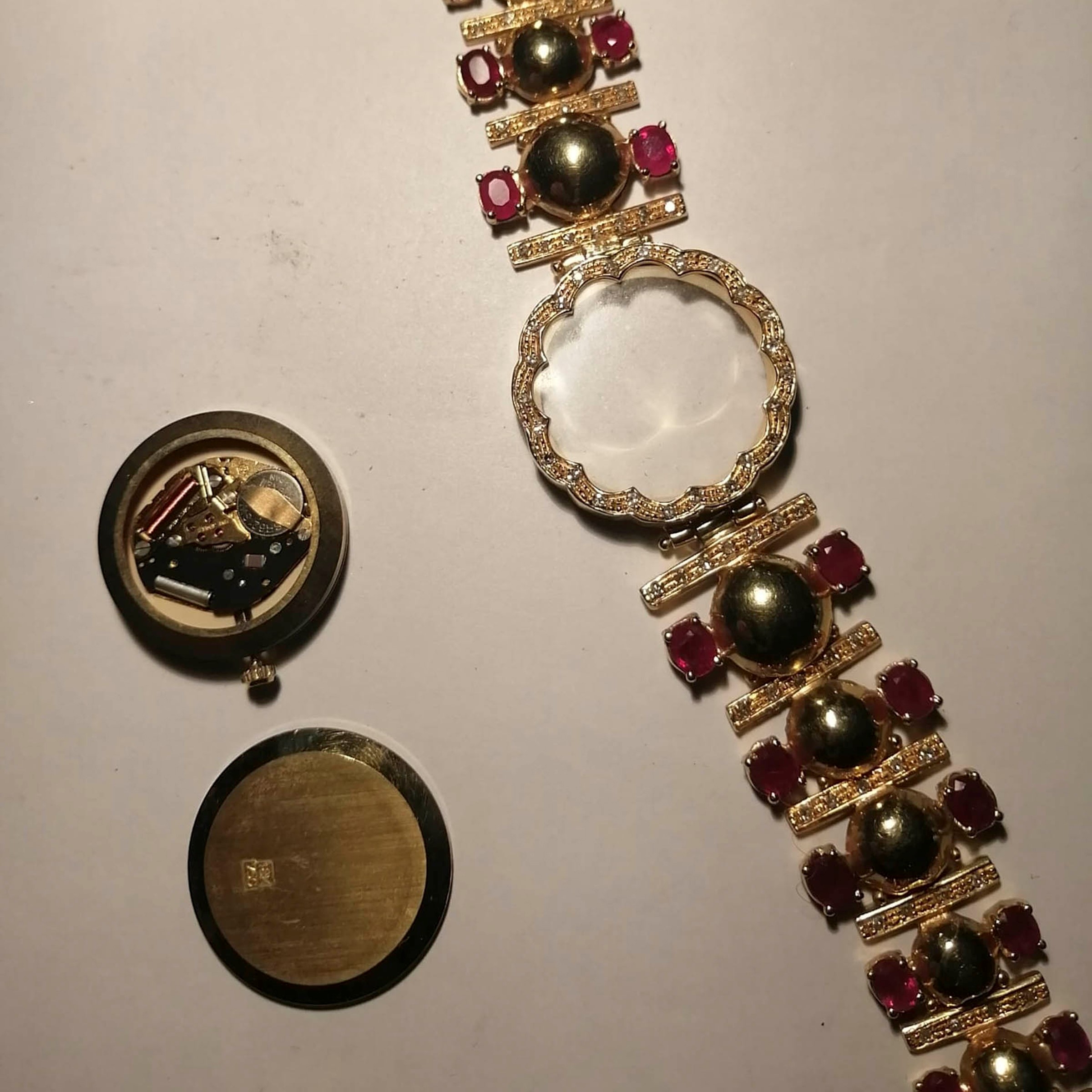 Orologio da donna Genève, oro giallo 18 kt con diamanti e rubini, anni '70/'80
