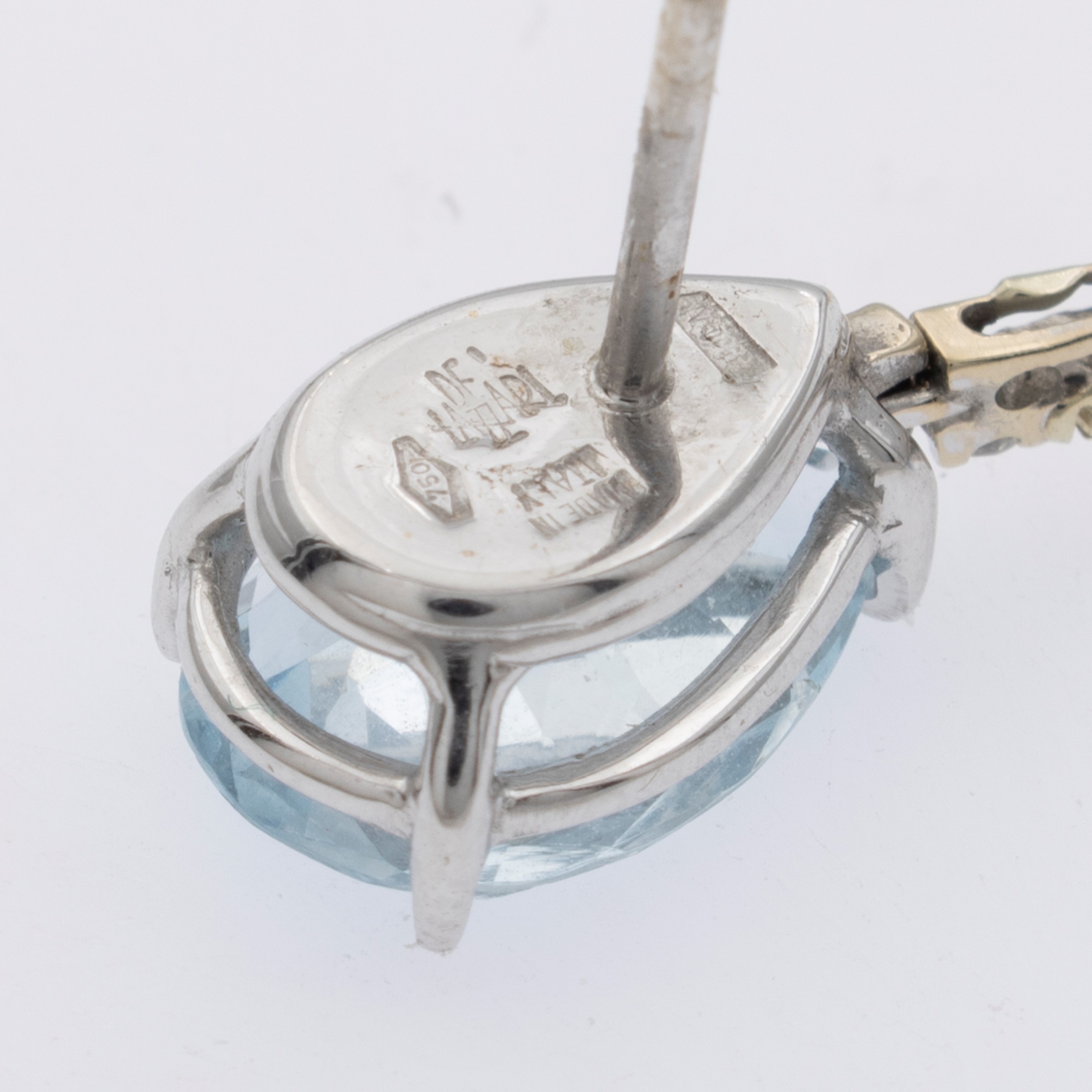 Demi parure composta da collana e orecchini pendenti