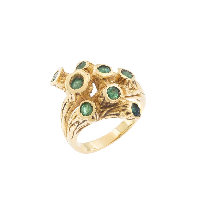 Anello scultura in oro giallo 18kt e smeraldi
