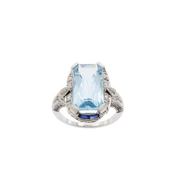 18kt white gold ring with natural aquamarine