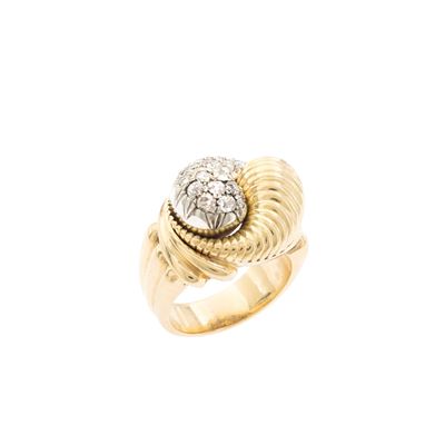 Anello in oro giallo e bianco 18kt con diamanti, anni '40/'50
