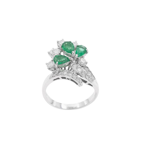 18kt white gold ring with emeralds and diamonds