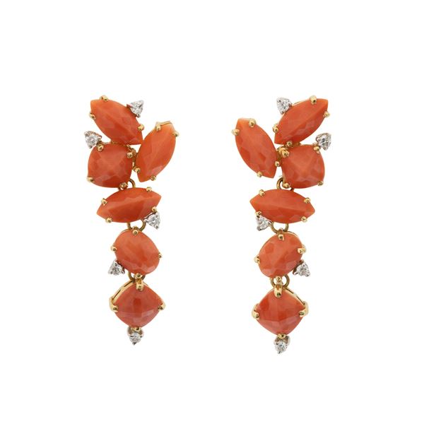 18kt yellow gold, corals and diamonds pendant earrings