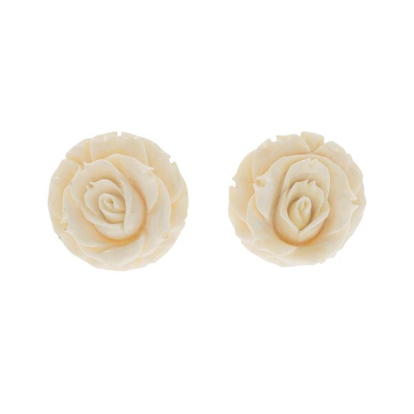 Orecchini a lobo in oro giallo e rose in osso