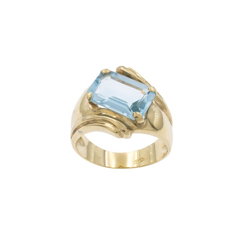 Anello in oro giallo 18kt topazio azzurro