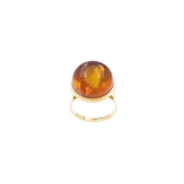 Anello in oro giallo 18kt e ambra taglio cabochon