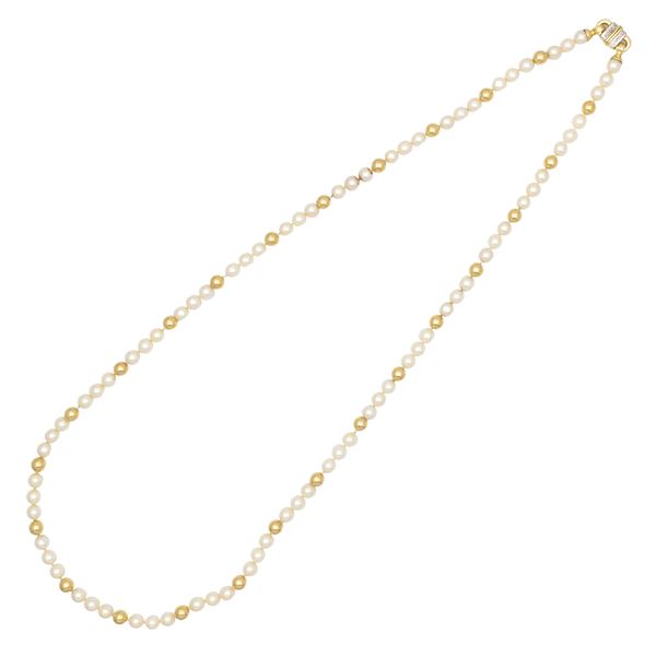 Collana ad un filo di perle coltivate alternate da sfere