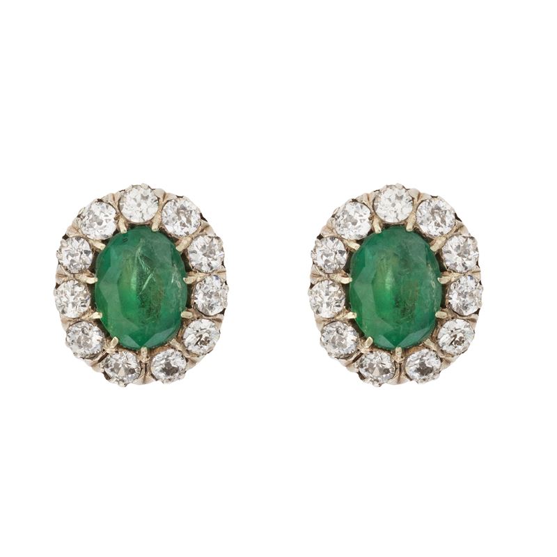 Orecchini a monachina in oro e argento, smeraldi naturali e diamanti, primi '900