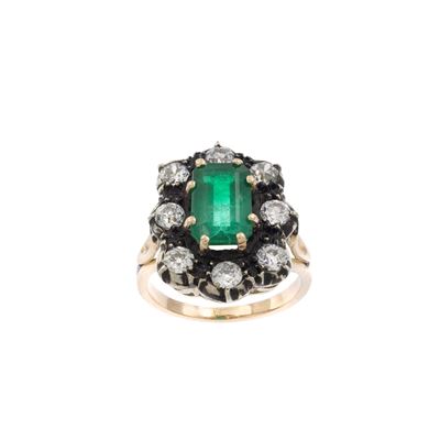 Antico anello in oro e argento con smeraldo naturale, diamanti e peso di 8 gr.