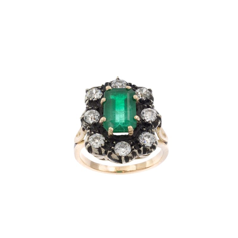 Antico anello in oro e argento con smeraldo naturale, diamanti e peso di 8 gr.