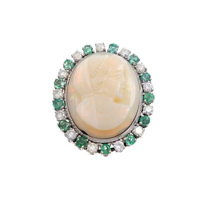 Anello in oro bianco 18kt con cammeo in opale arlecchino e decorazione in diamanti e smeraldi