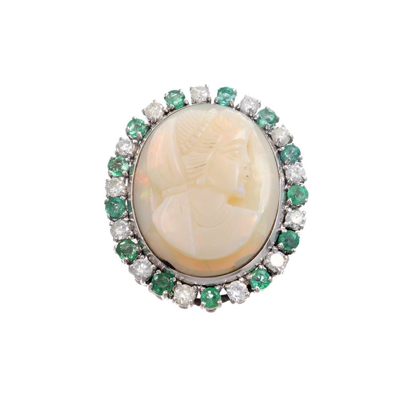 Anello in oro bianco 18kt con cammeo in opale arlecchino e decorazione in diamanti e smeraldi