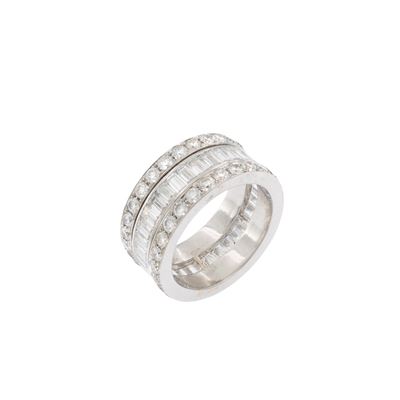 Anello a fascia in oro bianco 18kt con diamanti taglio brillante e baguette, peso 13,5 gr.