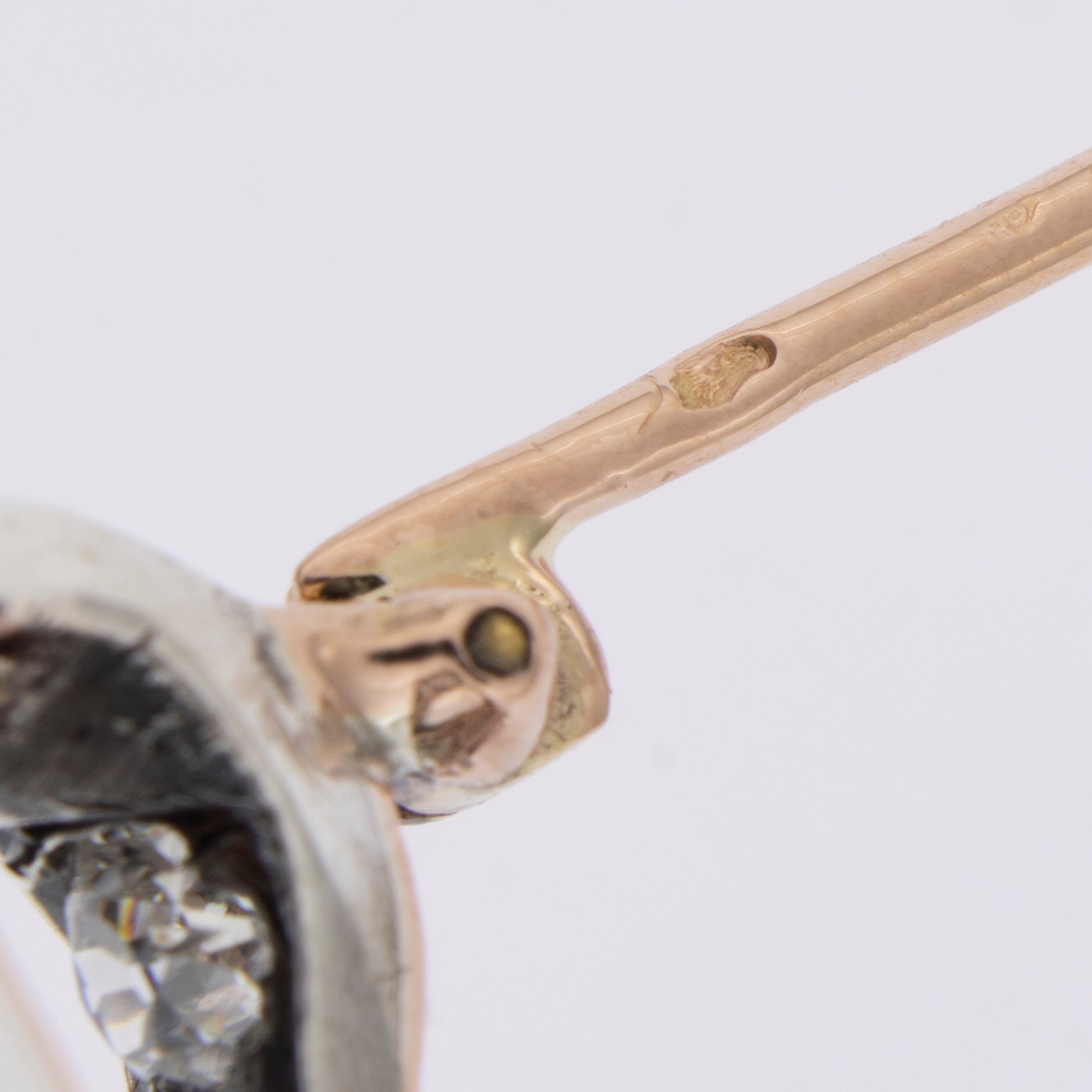 Antica spilla a forma di fiocco in oro, argento e diamanti, primi '900