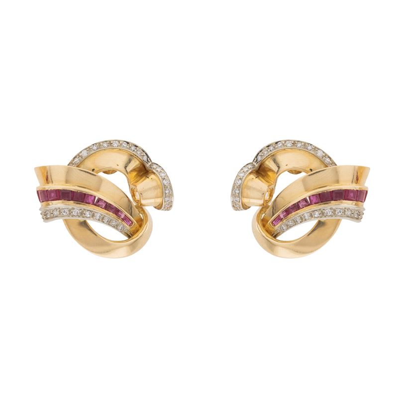 Orecchini a lobo in oro giallo e bianco 18kt con diamanti e rubini, anni '40/'50