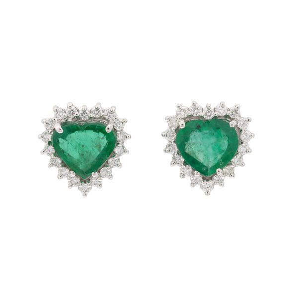 18kt white gold lobe earrings with two heart-shaped emeralds