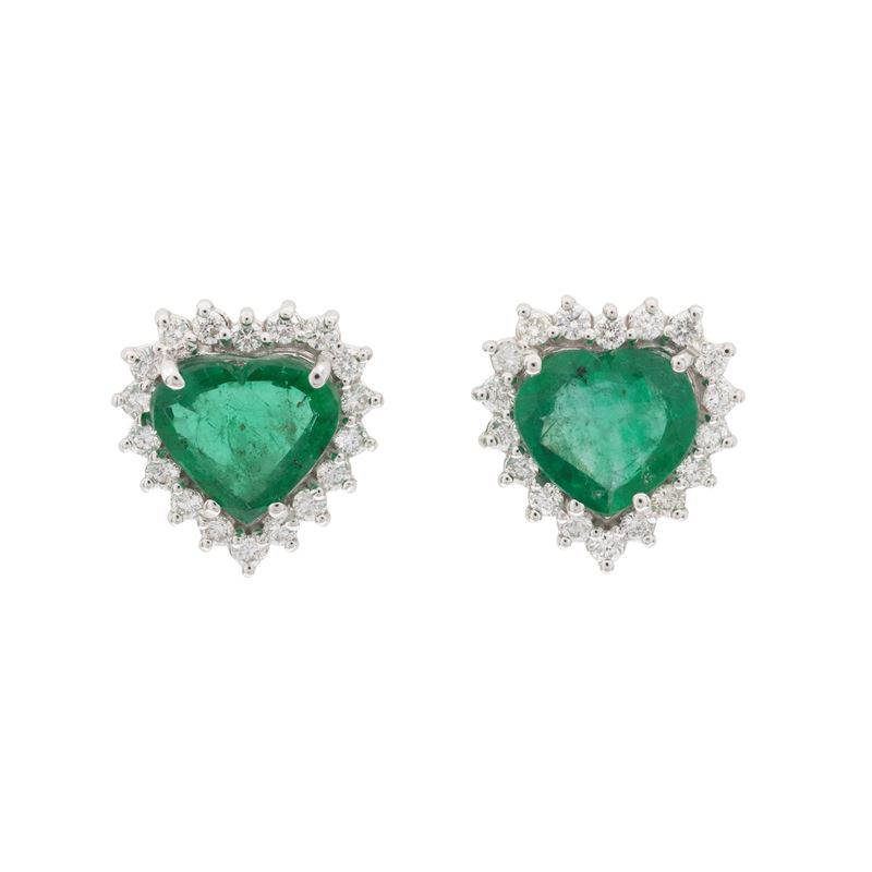 Orecchini a lobo in oro bianco 18kt con smeraldi a cuore e diamanti
