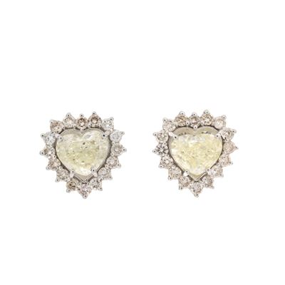 Orecchini a lobo in oro bianco 18kt con diamanti fancy a forma di cuore
