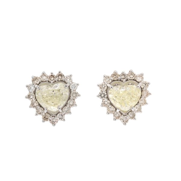 18kt white gold lobe earrings with two fancy heart-shaped diamonds
