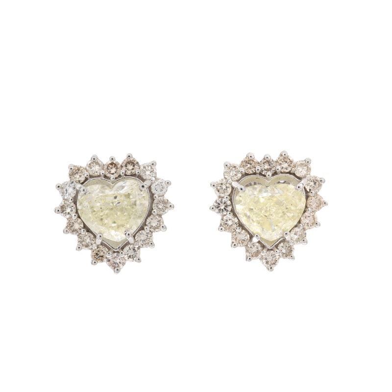 Orecchini a lobo in oro bianco 18kt con diamanti fancy a forma di cuore