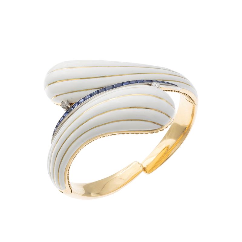 Bracciale contrarié a manetta in oro giallo 18kt con smalto bianco, zaffiri e diamanti