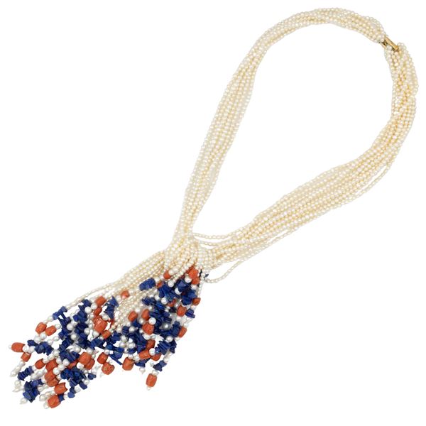 Collana a sciarpa composta da perle di acqua dolce corallo e lapislazzulo