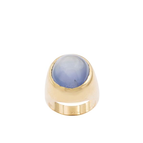 18kt yellow gold ring with natural Ceylon sapphire