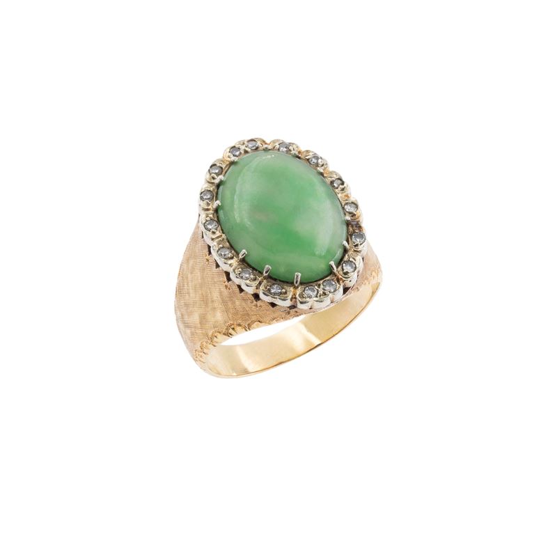 Anello in oro giallo satinato 18kt giada contornata da diamanti