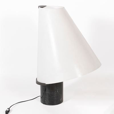 Renato Toso & Noti Massari, Lampada da tavolo in vetro opalino e metallo verniciato con base in m...