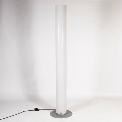 Lampada da terra modello Stylos, perspex e acciaio verniciato