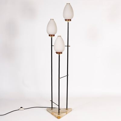 Lampada da terra, Manifattura italiana, anni '50, metallo verniciato, ottone, vetro opalino, base...