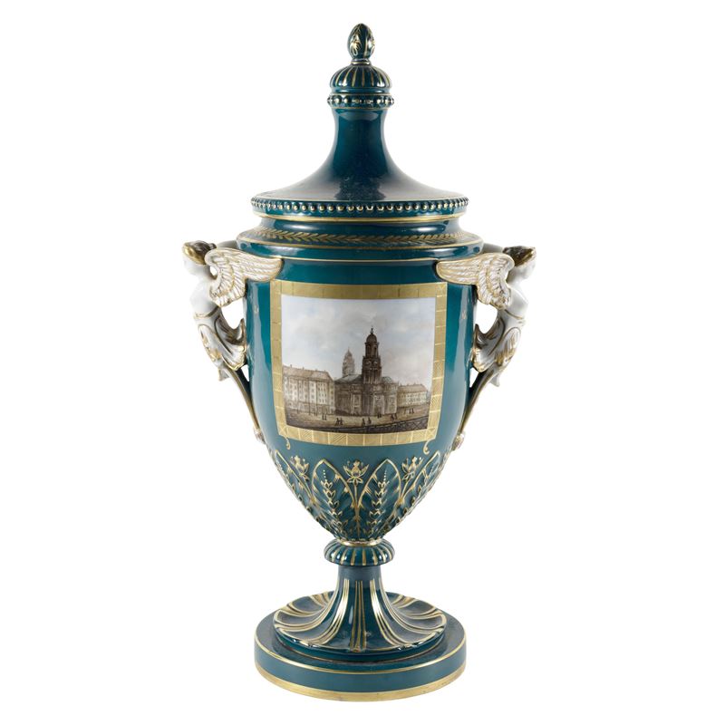 Potiche in porcellana policroma e parzialmente dorata