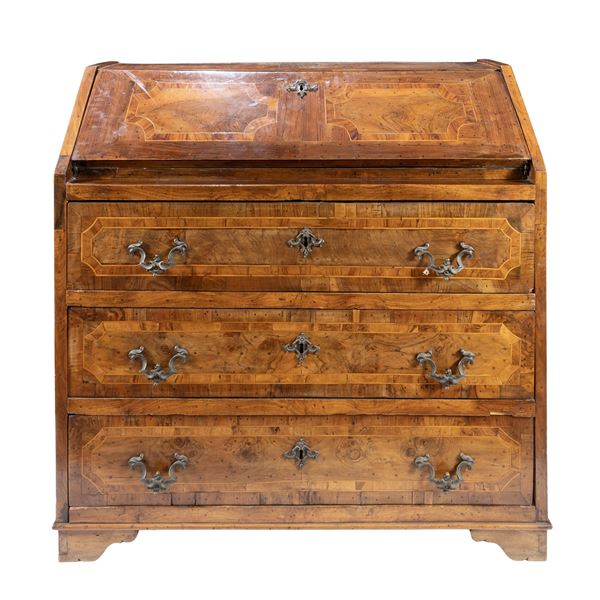 Flap in veneered wood and walnut root