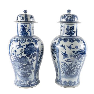 Cina, Coppia di potiches in porcellana con decoro floreale blu cobalto