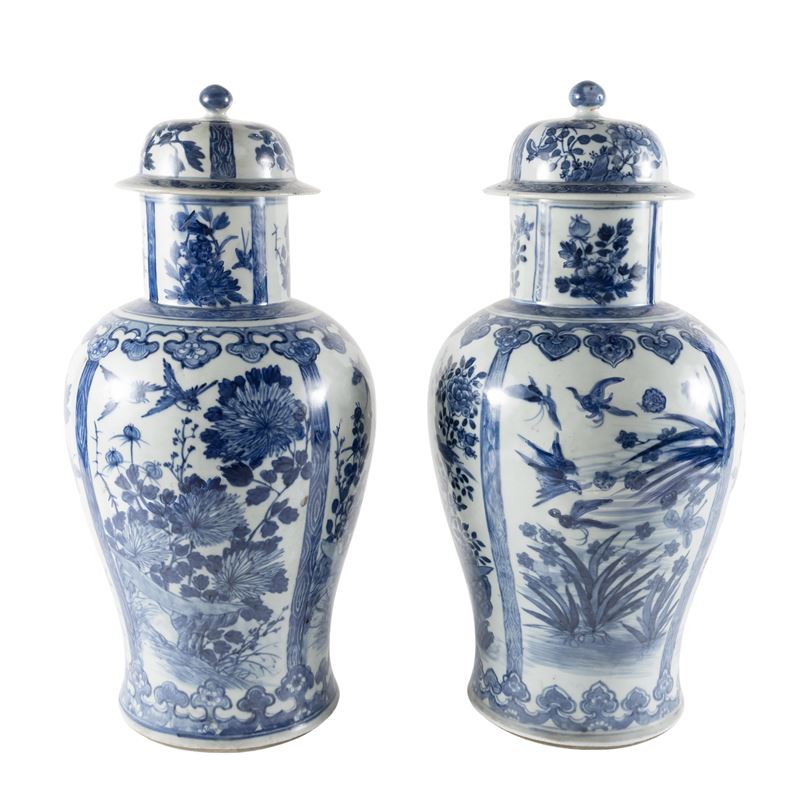 Cina, Coppia di potiches in porcellana con decoro floreale blu cobalto
