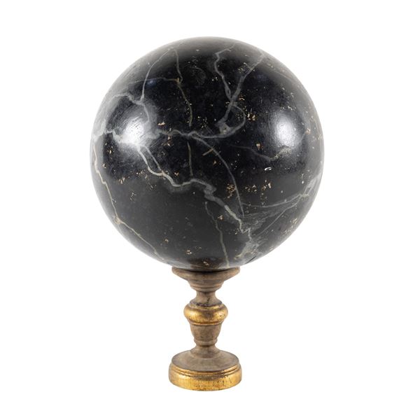 Sfera in legno dipinto a simulare il marmo  (XX Sec.)  - Asta FINE ART, MARMI ROMANI, DIPINTI ANTICHI E DEL XIX SECOLO - II - Colasanti Casa d'Aste