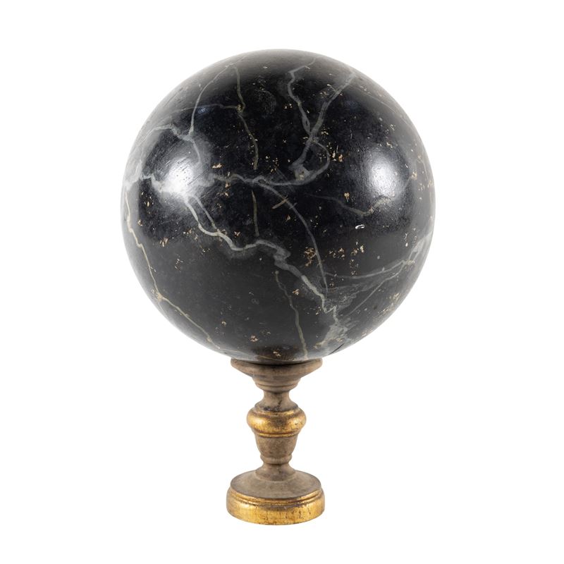 Sfera in legno dipinto a simulare il marmo