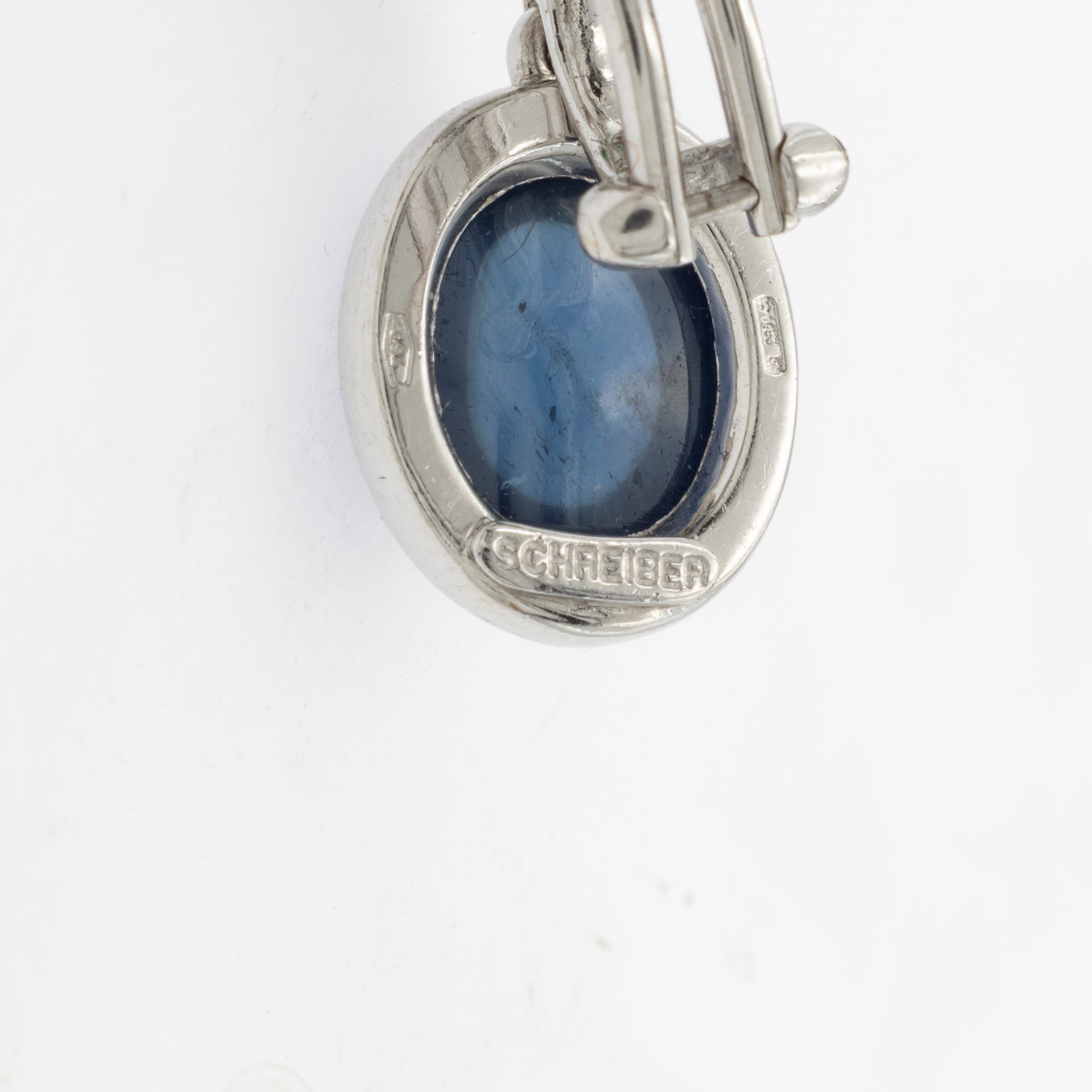 Orecchini pendenti in oro bianco 18kt zaffiri e smeraldi