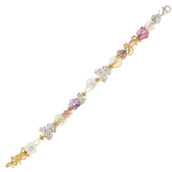 Bracciale a motivo floreale e animali in oro a due colori 18kt e diamanti