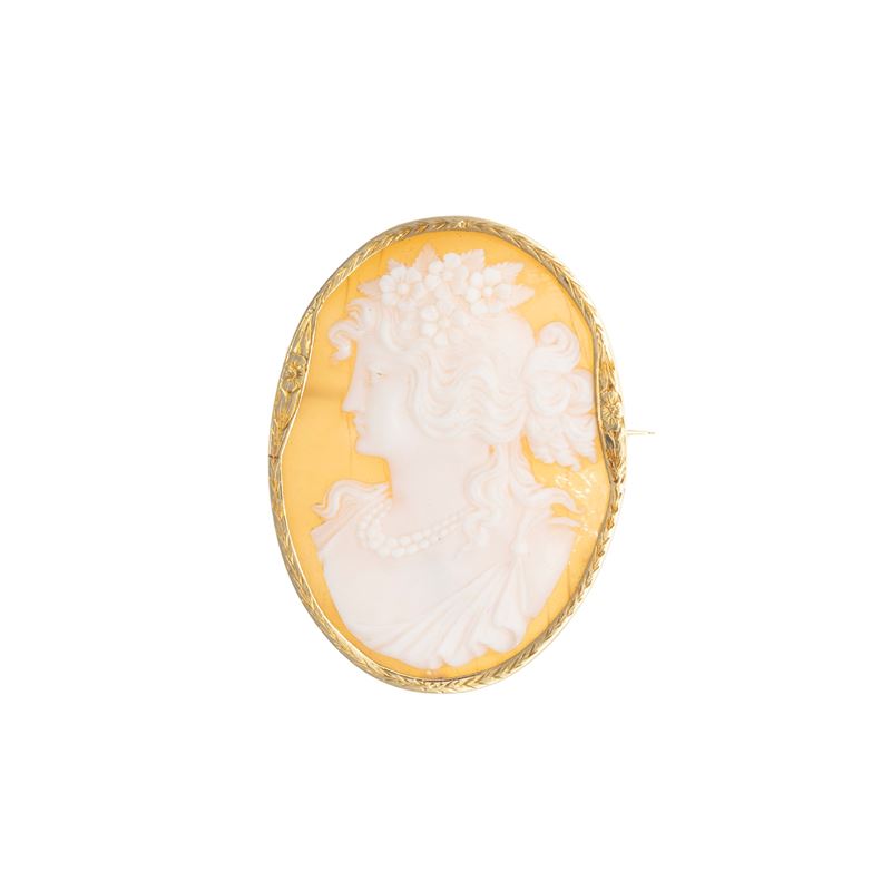 Spilla in oro giallo 18kt con cammeo scolpito