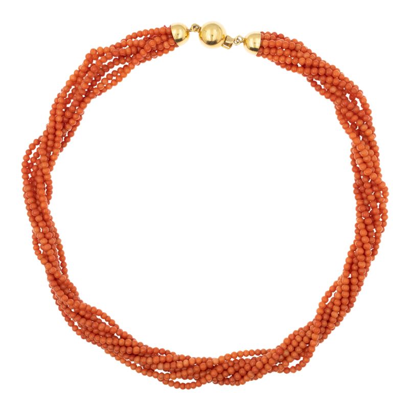 Collana a otto fili di corallo riuniti da chiusura in oro giallo 18kt