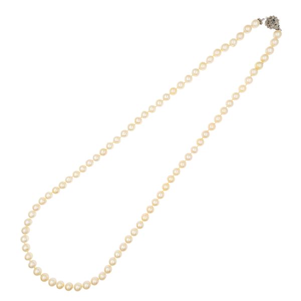 Lunga collana ad un filo di perle coltivate