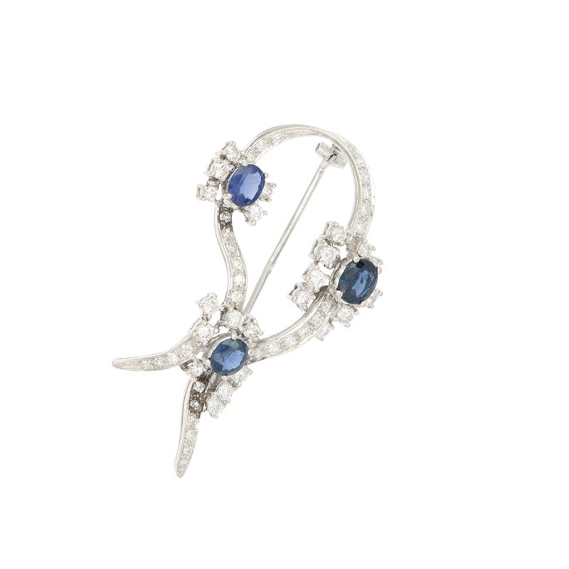 Spilla a motivo floreale in oro bianco 18kt zaffiri e diamanti