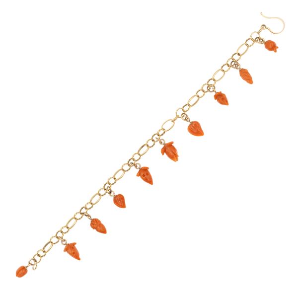 Bracciale in oro rosso 9kt con frutti pendenti in corallo scolpito